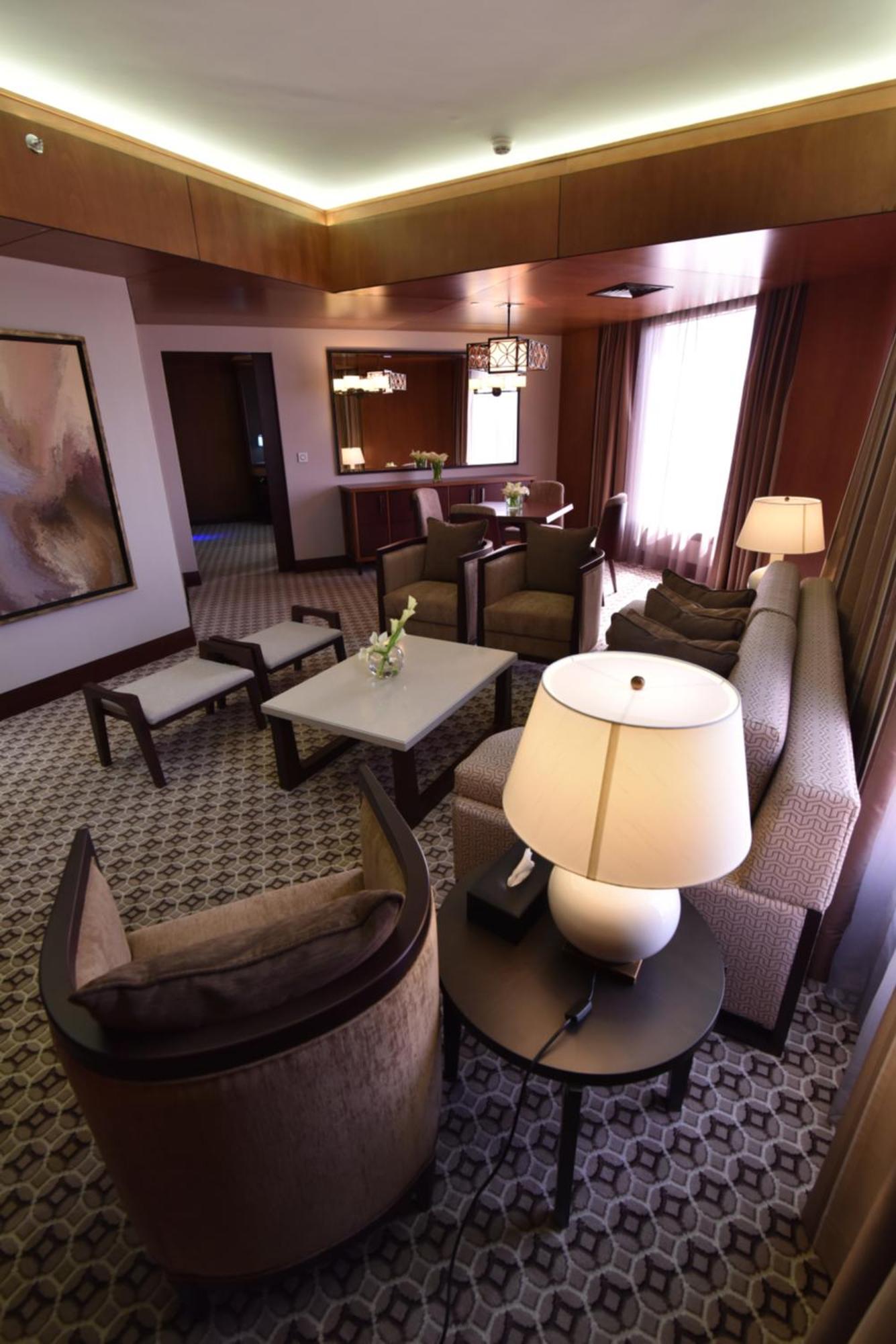 Ayla Grand Hotel Al Ain Luaran gambar A suite at the Ritz-Carlton, Dubai